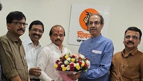 <div class="paragraphs"><p>Vasant More seen in the picture with Uddhav Thackeray and Sanjay Raut.</p></div>