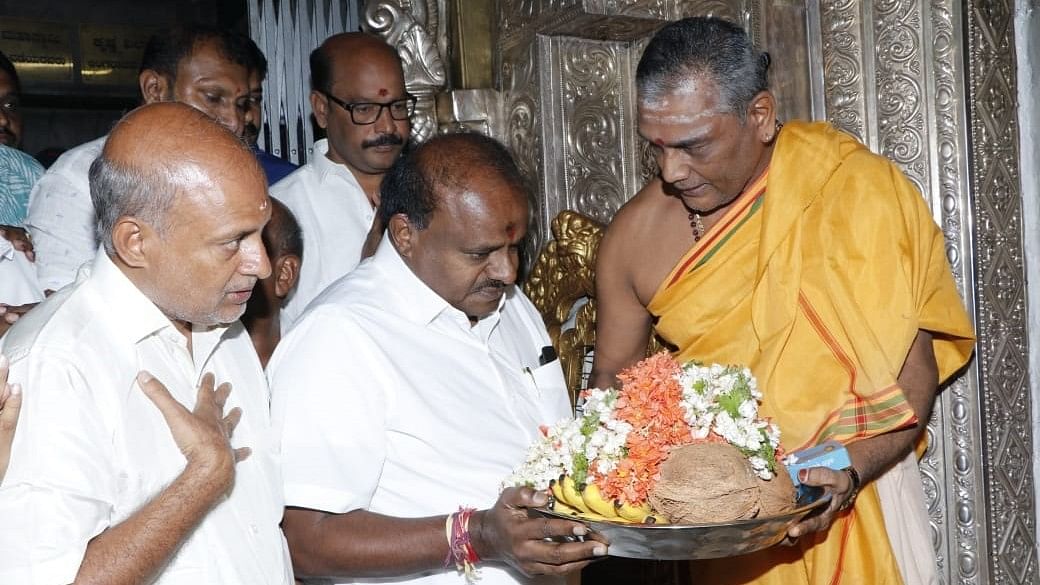 <div class="paragraphs"><p>Union Heavy Industries Minister H D Kumaraswamy pays obeisance to Sri Chamundeshwari Devi, atop the Chamnudi Hill, in Mysuru, on Friday. Former minister Sa Ra Mahesh and chief priest N Shashishekar Dixith are seen.</p></div>