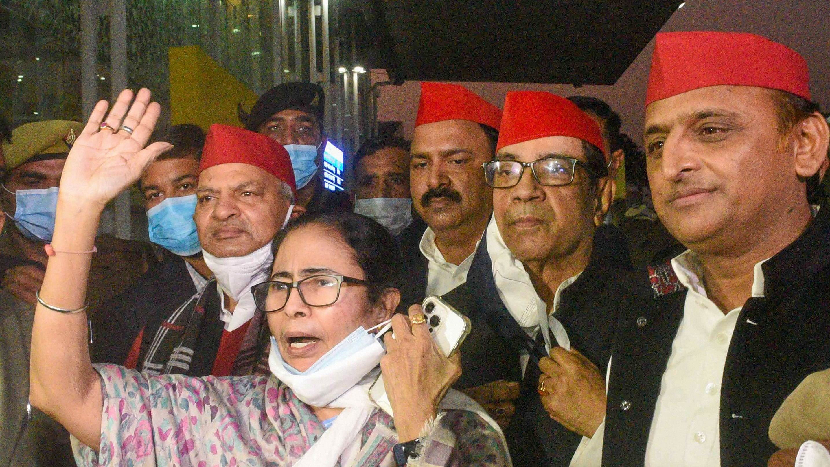 <div class="paragraphs"><p>West Bengal Chief Minister Mamata Banerjee with Samajwadi Party (SP) President Akhilesh Yadav</p></div>