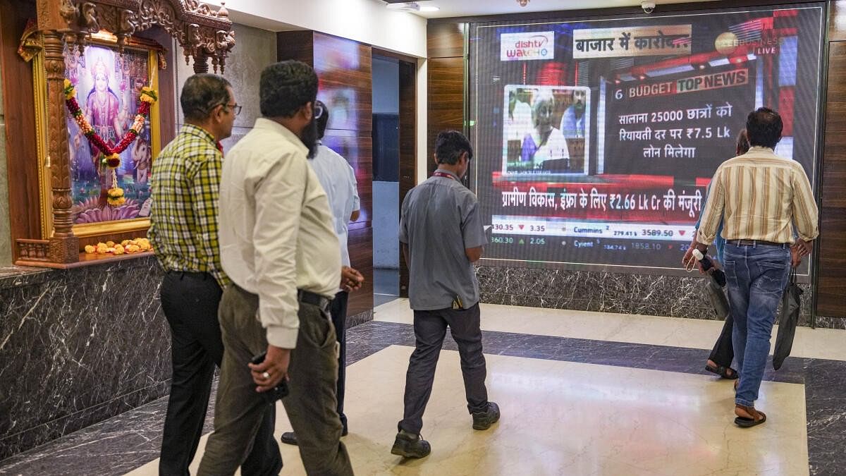 <div class="paragraphs"><p>People look at the screen at Mumbai's BSE during the Union Budget presentation by Finance Minister Nirmala Sitharaman.</p></div>