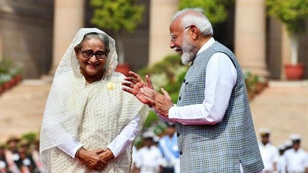 <div class="paragraphs"><p>India's Prime Minister Narendra Modi speaks with Bangladesh's Prime Minister Sheikh Hasina.</p></div>