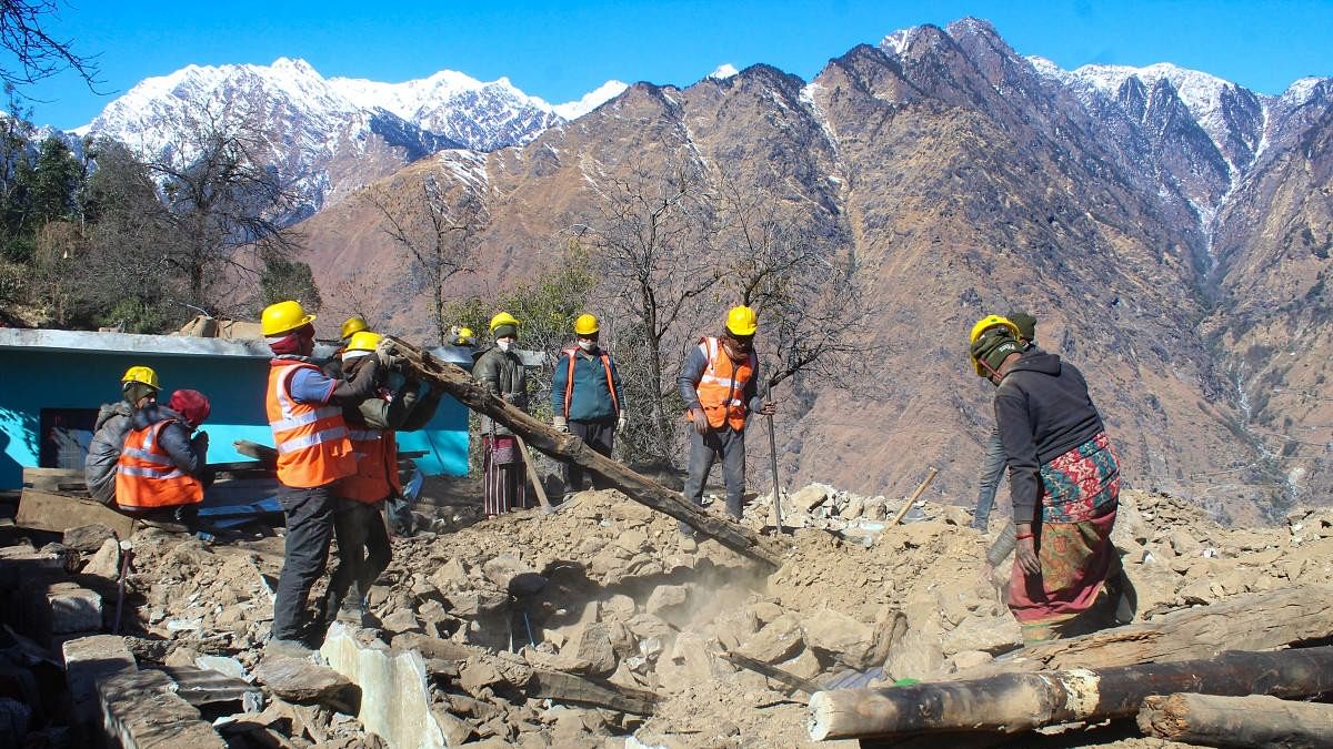 <div class="paragraphs"><p>Workers demolish a house in the land subsidence affected area, in Joshimath, Sunday. Jan. 22. 2023.</p></div>