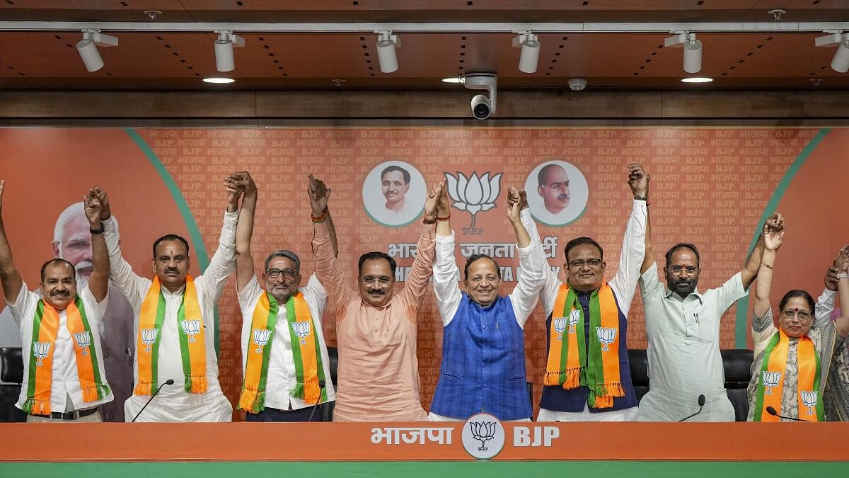 <div class="paragraphs"><p>Kartar Singh Tanwar and Raj Kumar Anand joined the saffron party. Seen here with BJP National General Secretary Arun Singh, party’s Delhi President Virendra Sachdeva and others after joining BJP, in New Delhi.</p></div>