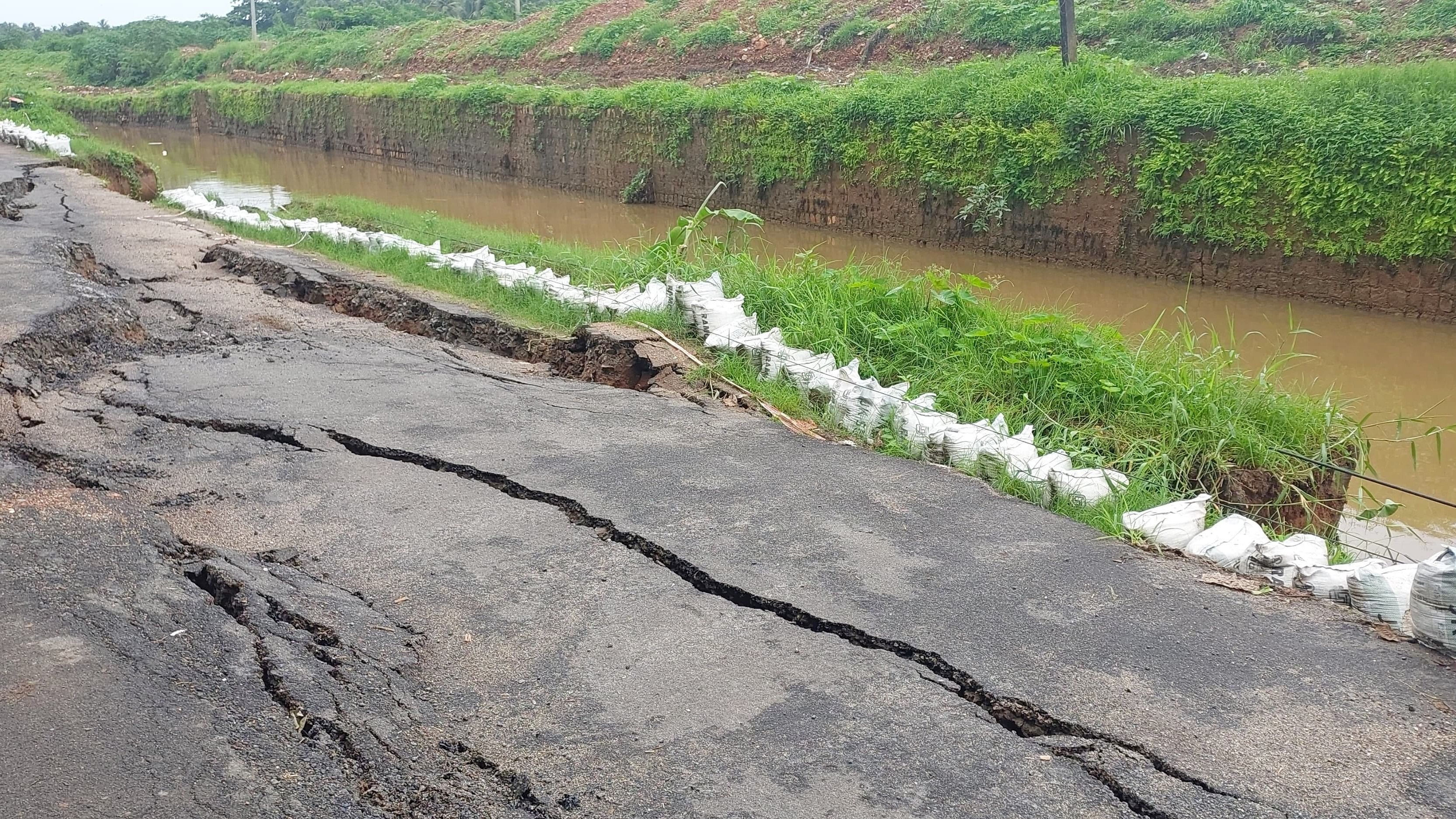 <div class="paragraphs"><p>A road by the side of a rajakaluve developed huge cracks at Bangrakulur.</p></div>