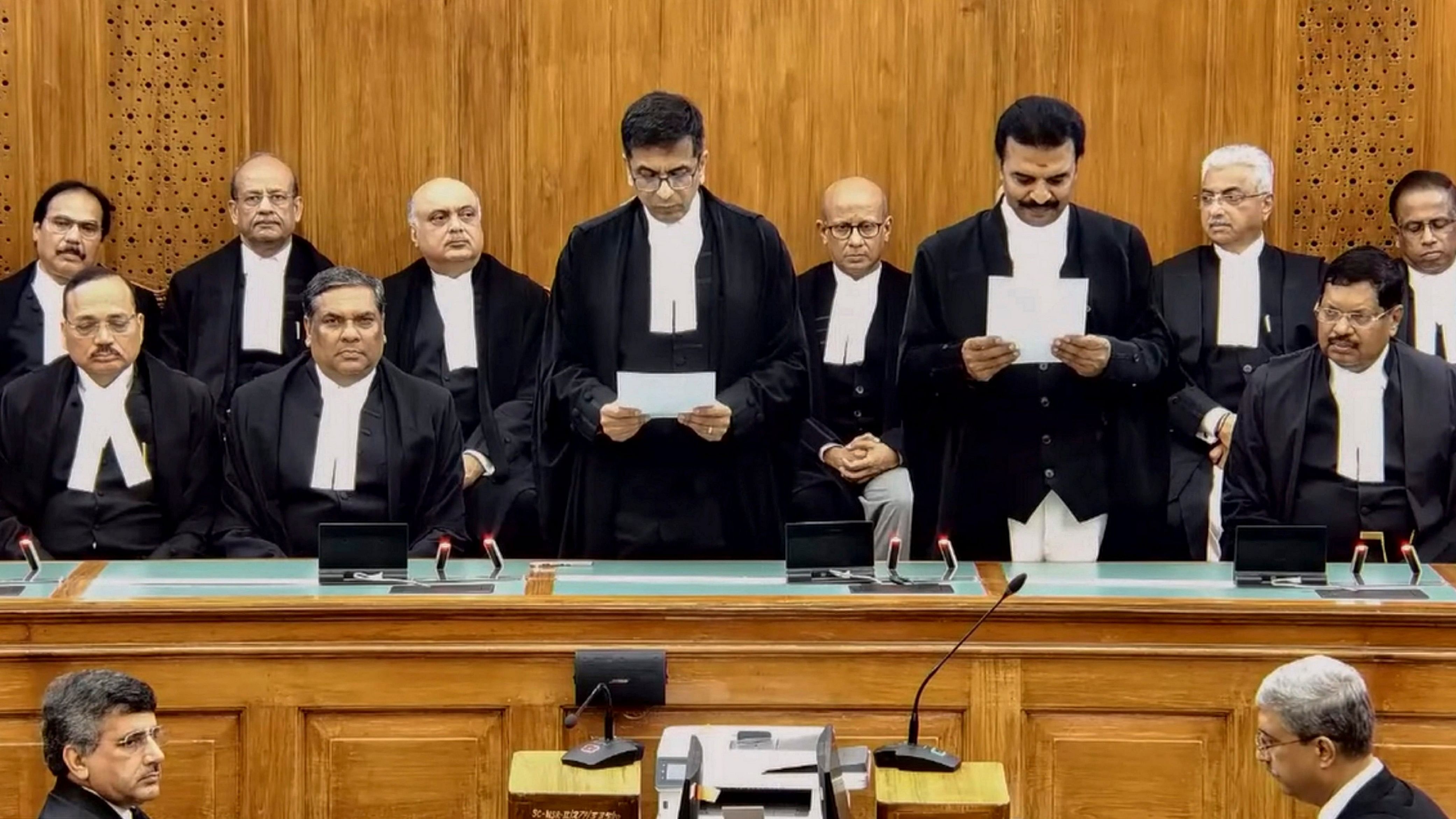 <div class="paragraphs"><p> Chief Justice of India (CJI) Justice DY Chandrachud administers oath of office to Justice R Mahadevan during the latters swearing-in ceremony as Judge of Supreme Court of India, in New Delhi, Thursday, July 18, 2024. </p></div>