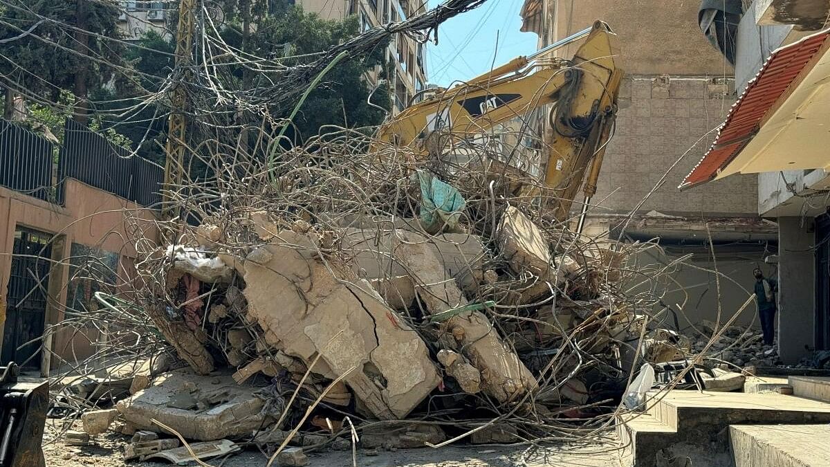 <div class="paragraphs"><p>Heavy machinery operates to remove the rubble of a damaged building, the day after an Israeli strike in Beirut's southern suburbs, Lebanon July 31, 2024.</p></div>