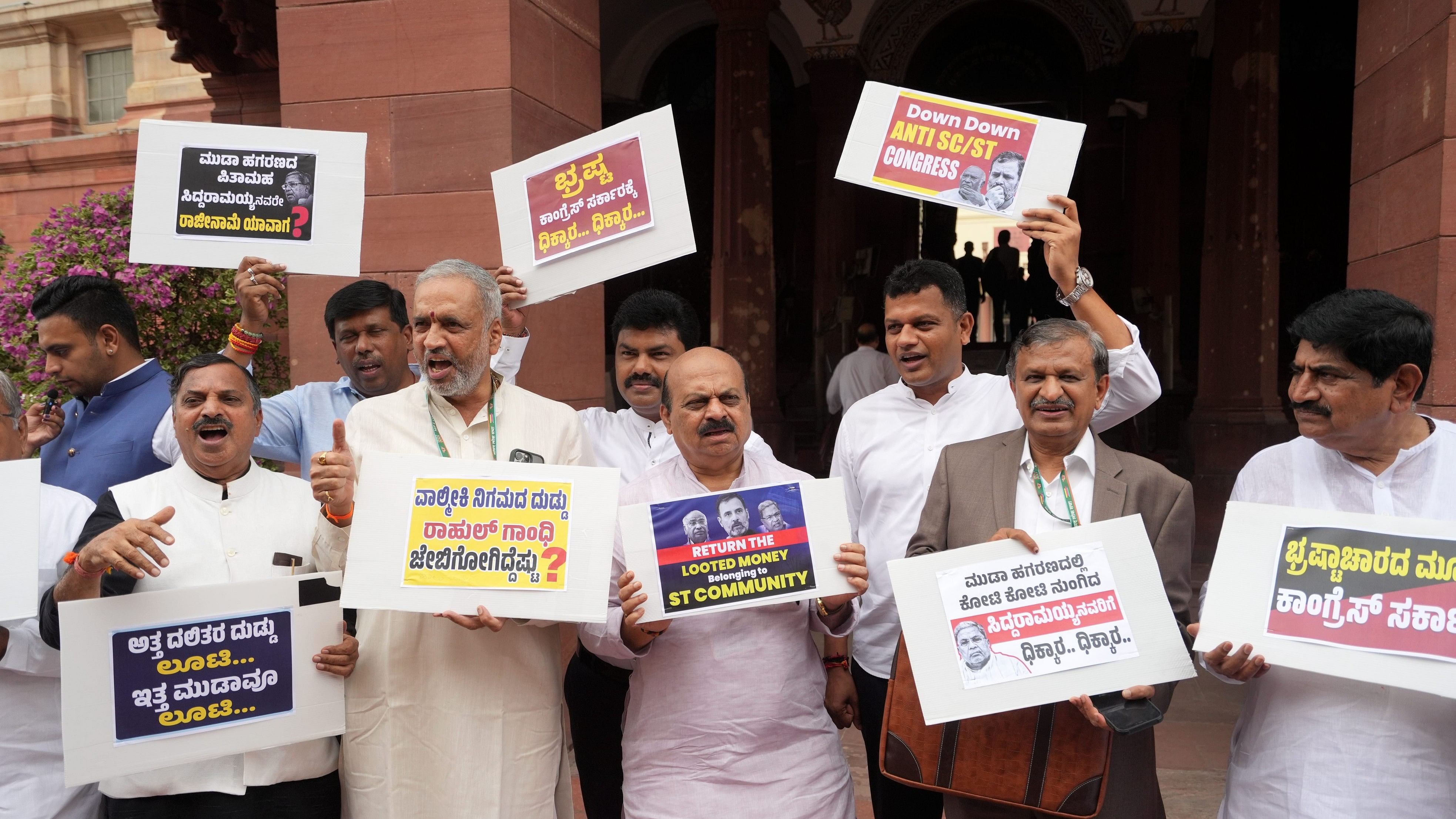 <div class="paragraphs"><p> BJP MPs from Karnataka protest against the state government during the Monsoon session of the Parliament, in New Delhi, Friday, July 26, 2024.</p></div>