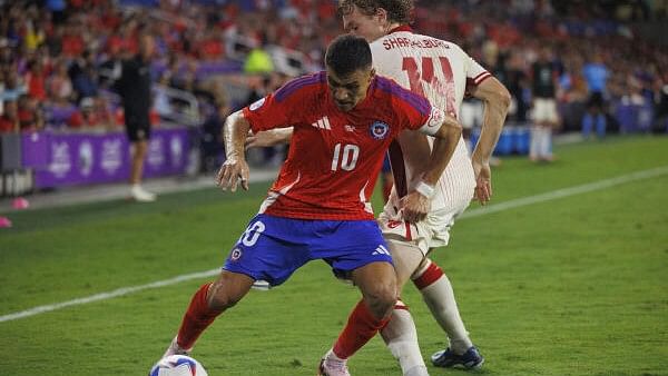 <div class="paragraphs"><p>Chile forward Alexis Sanchez (10) dribbles the ball around Canada forward Jacob Shaffelburg (14) during the second half at Inter&amp;Co Stadium in Orlando, US, on June 29, 2024.</p></div>
