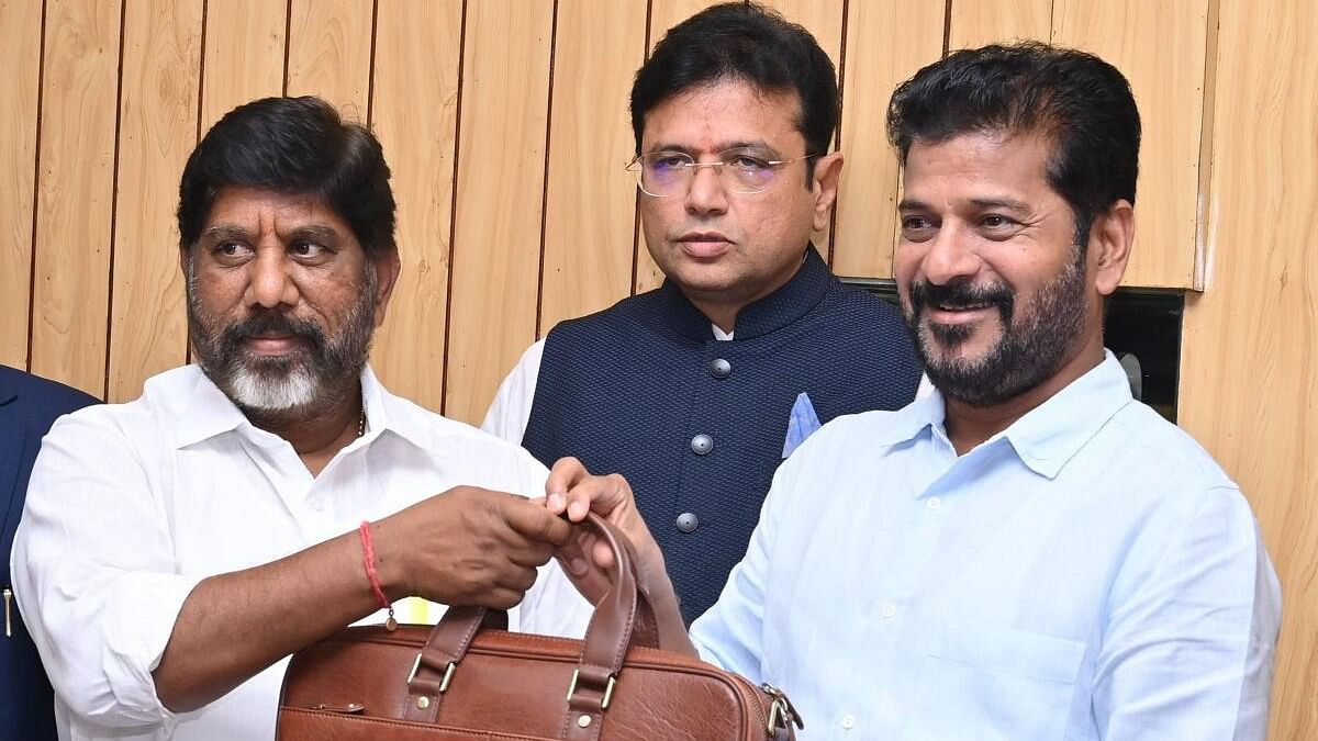 <div class="paragraphs"><p>Telangana Deputy Chief Minister Mallu Bhatti Vikramarka presents the copies of the Budget for the year 2024-25 to be intriduced in the legislative assembly to Telangana Chief Minister Revanth Reddy.</p></div>