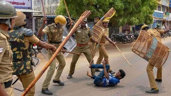 <div class="paragraphs"><p>Cops beat a demonstrator during an anti-Sterlite protest in Tuticorin</p></div>