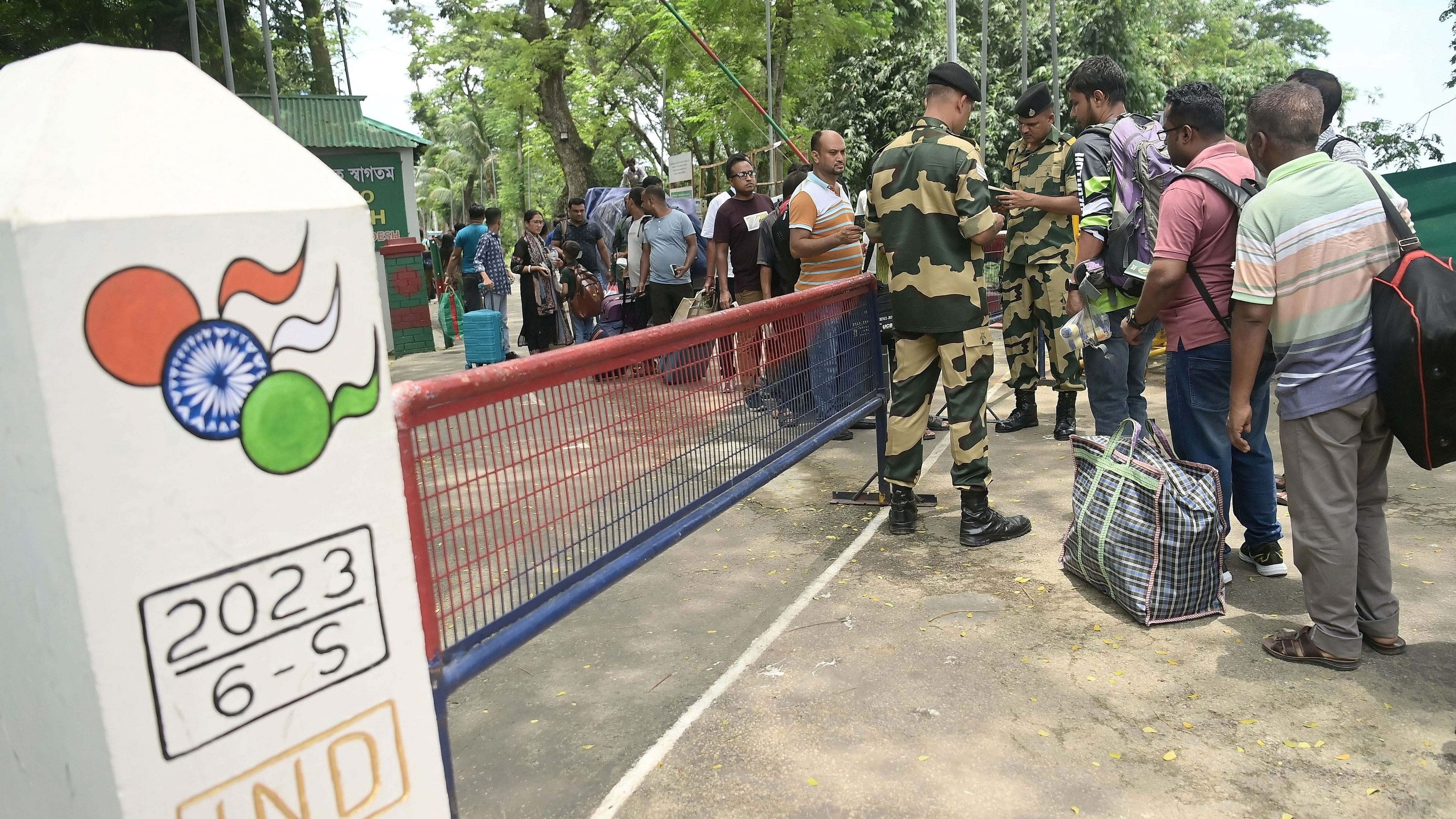 <div class="paragraphs"><p>Police personnel with the arrested Bangladeshi nationals, who illegally entered the Indian side. (Representative image)</p></div>