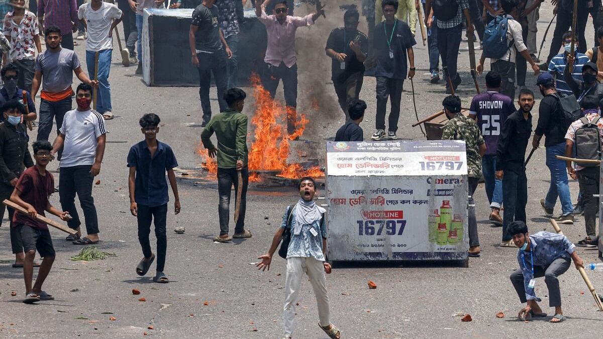 <div class="paragraphs"><p>Anti-quota supporters clash with police and Awami League supporters at the Rampura area in Dhaka.</p></div>