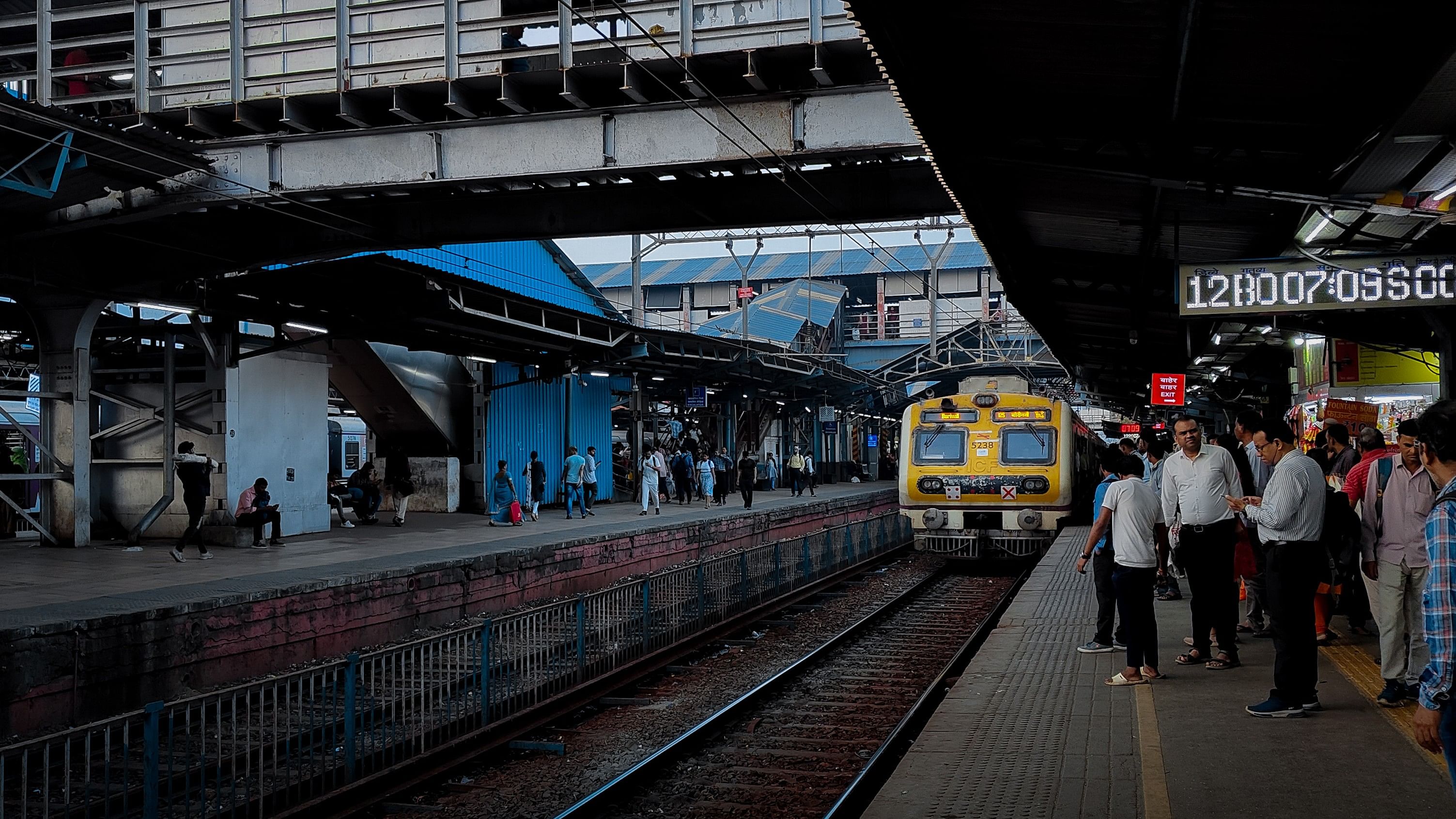 <div class="paragraphs"><p>A Mumbai train station.</p></div>