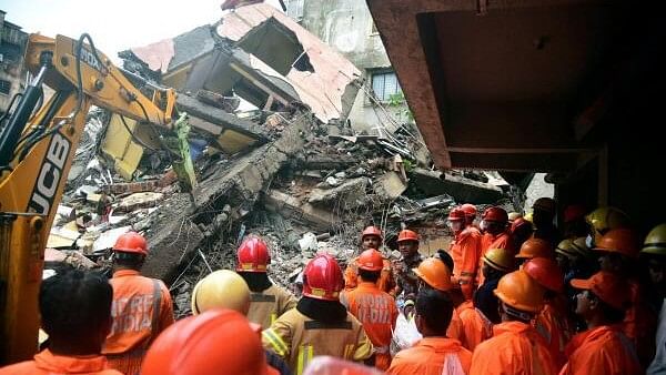 <div class="paragraphs"><p>NDRF personnel conduct a rescue operation after a four-storey building collapsed, at Belapur area in Navi Mumbai, Saturday, July 27, 2024.</p></div>