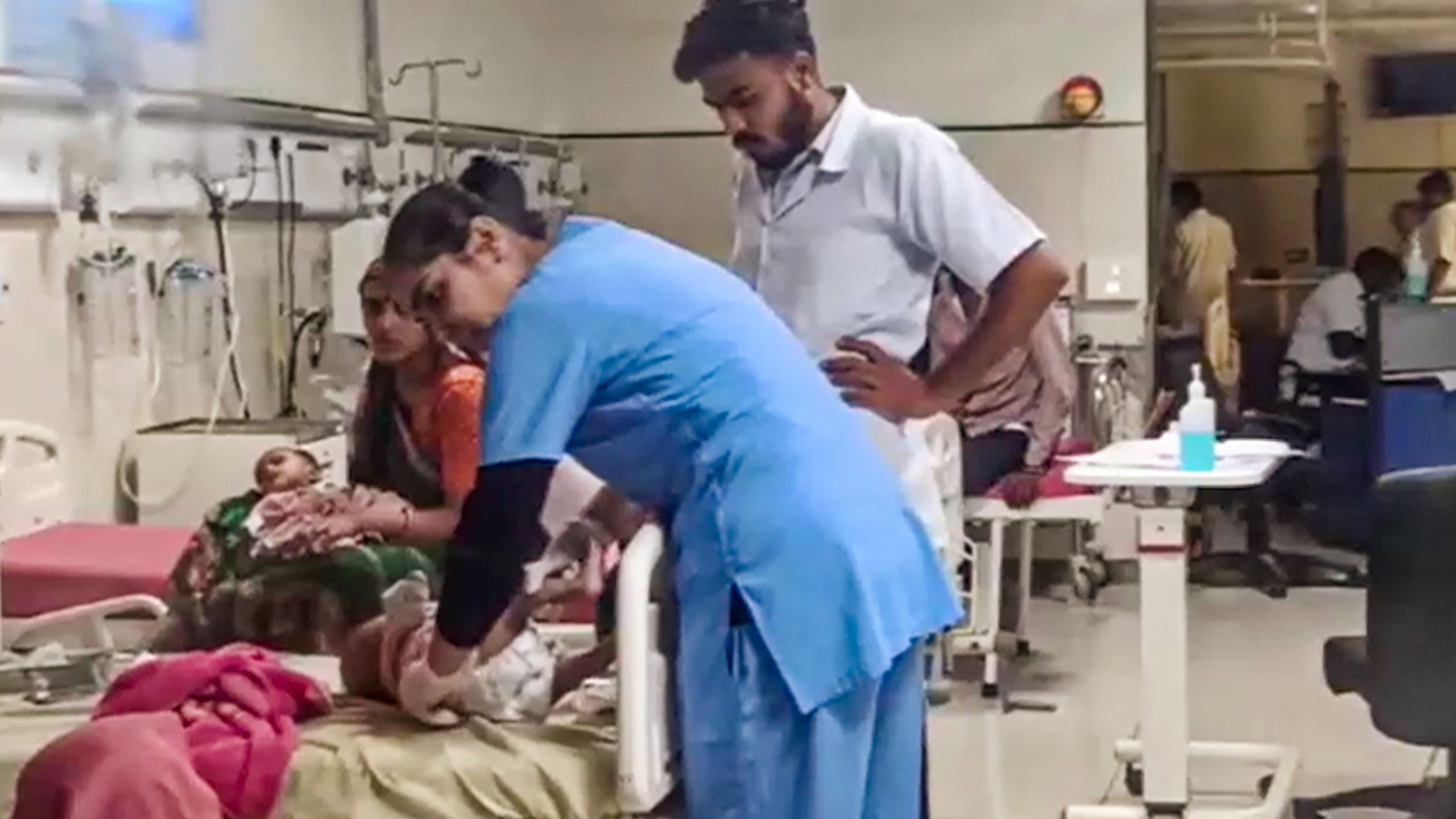 <div class="paragraphs"><p>Patients affected by the Chandipura virus being treated at a hospital, in Sabarkantha district of Gujarat, Wednesday.</p></div>