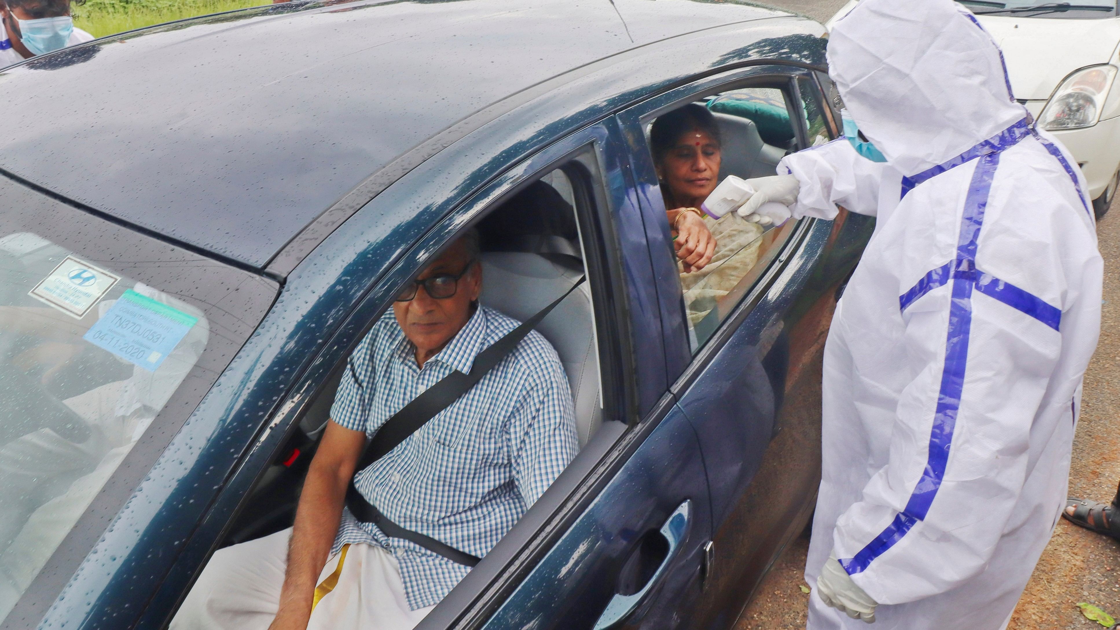 <div class="paragraphs"><p>A medic conducts thermal screening of commuters entering the state from Kerala as a precautionary measure against the spread of Nipah virus.</p></div>