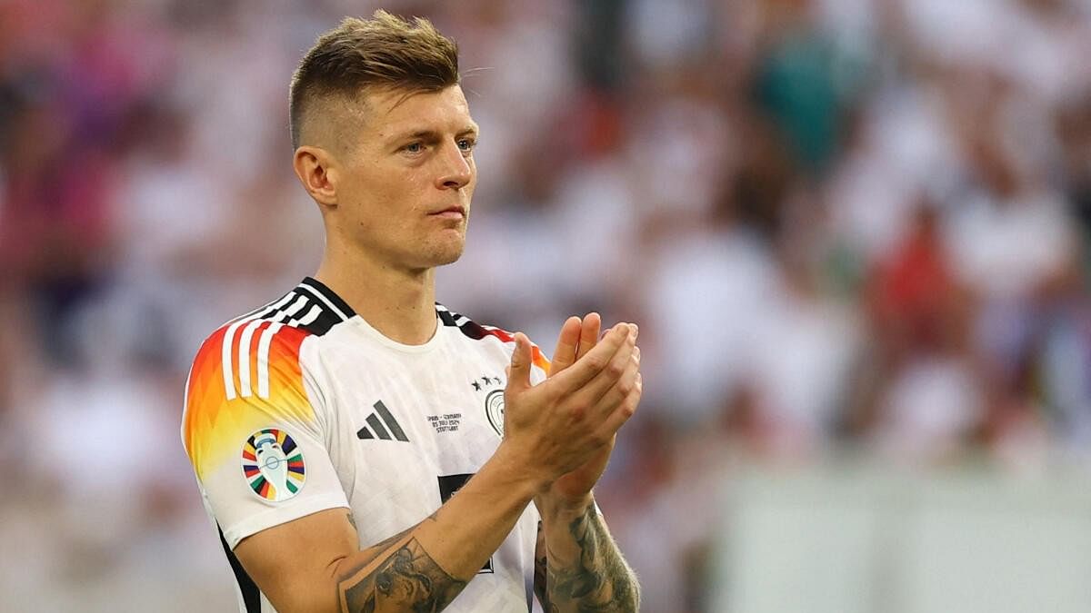 <div class="paragraphs"><p>Toni Kroos applauds fans after the match.</p></div>