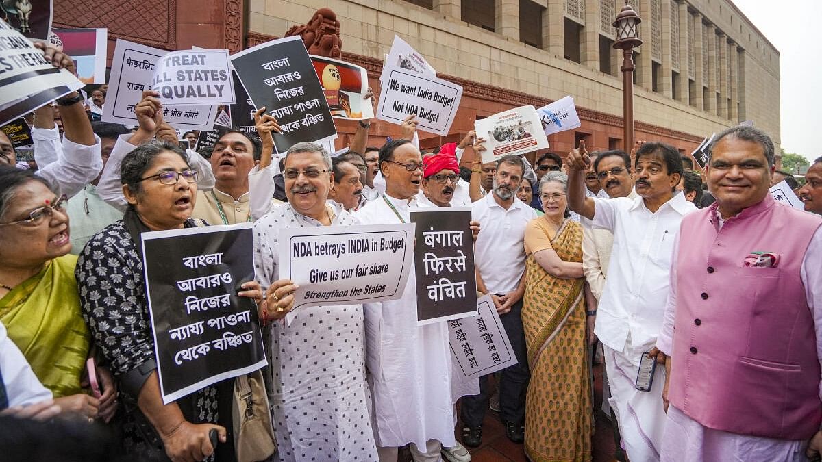 <div class="paragraphs"><p>Lok Sabha LoP Rahul Gandhi, Congress MP Sonia Gandhi and others during the Opposition's protest inside Parliament premises claiming discrimination in Union Budget 2024 during the Monsoon session on July 24, 2024.</p></div>