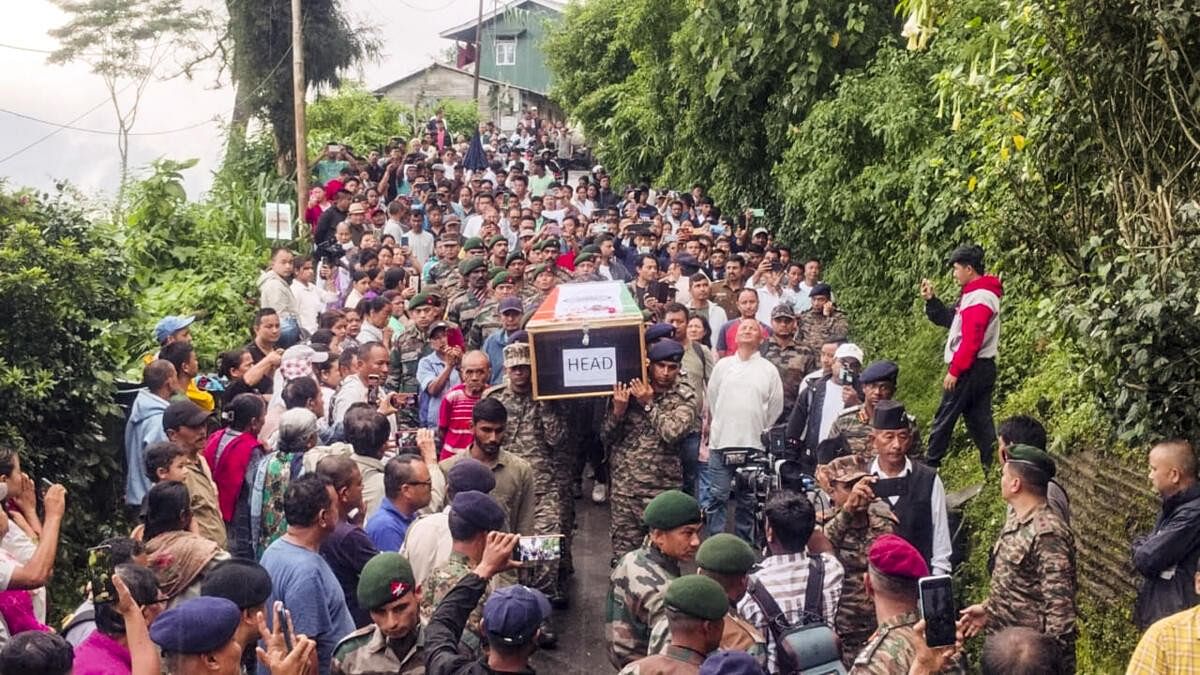 <div class="paragraphs"><p>Army personnel carry the mortal remains of Capt. Brijesh Thapa, who was killed in an encounter with militants in Doda district of Jammu Kashmir upon arrival at his native place Ging, Darjeeling.</p></div>