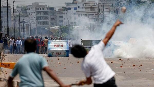 <div class="paragraphs"><p>Supporters of Awami League throw brick chunk during a clash between anti-quota supporters, police and Awami League supporters at the Rampura area in Dhaka</p></div>