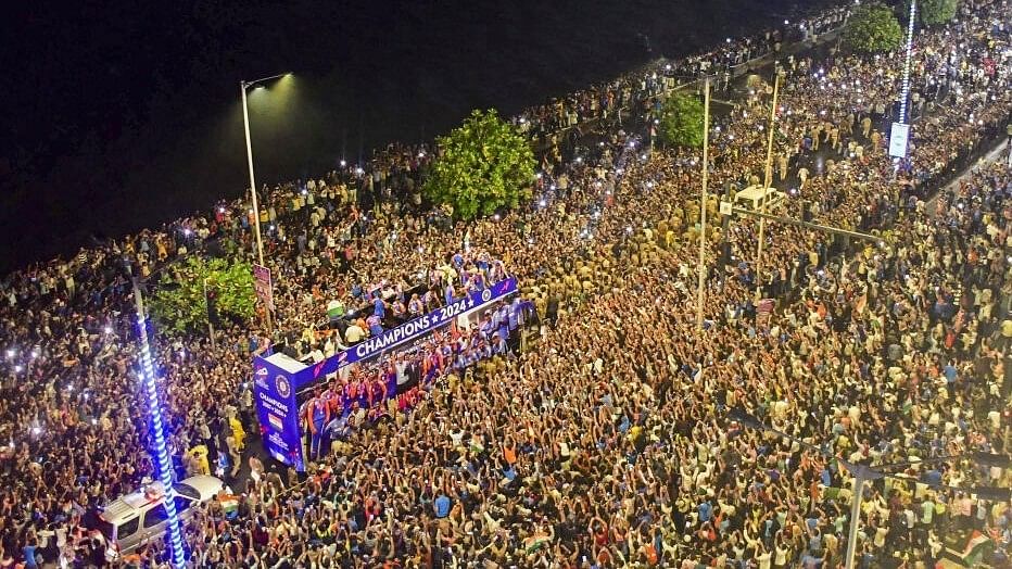 <div class="paragraphs"><p>Fans surround the open bus during the victory parade of the T20 World Cup-winning Indian cricket team, in Mumbai, Thursday, July 4, 2024.</p></div>