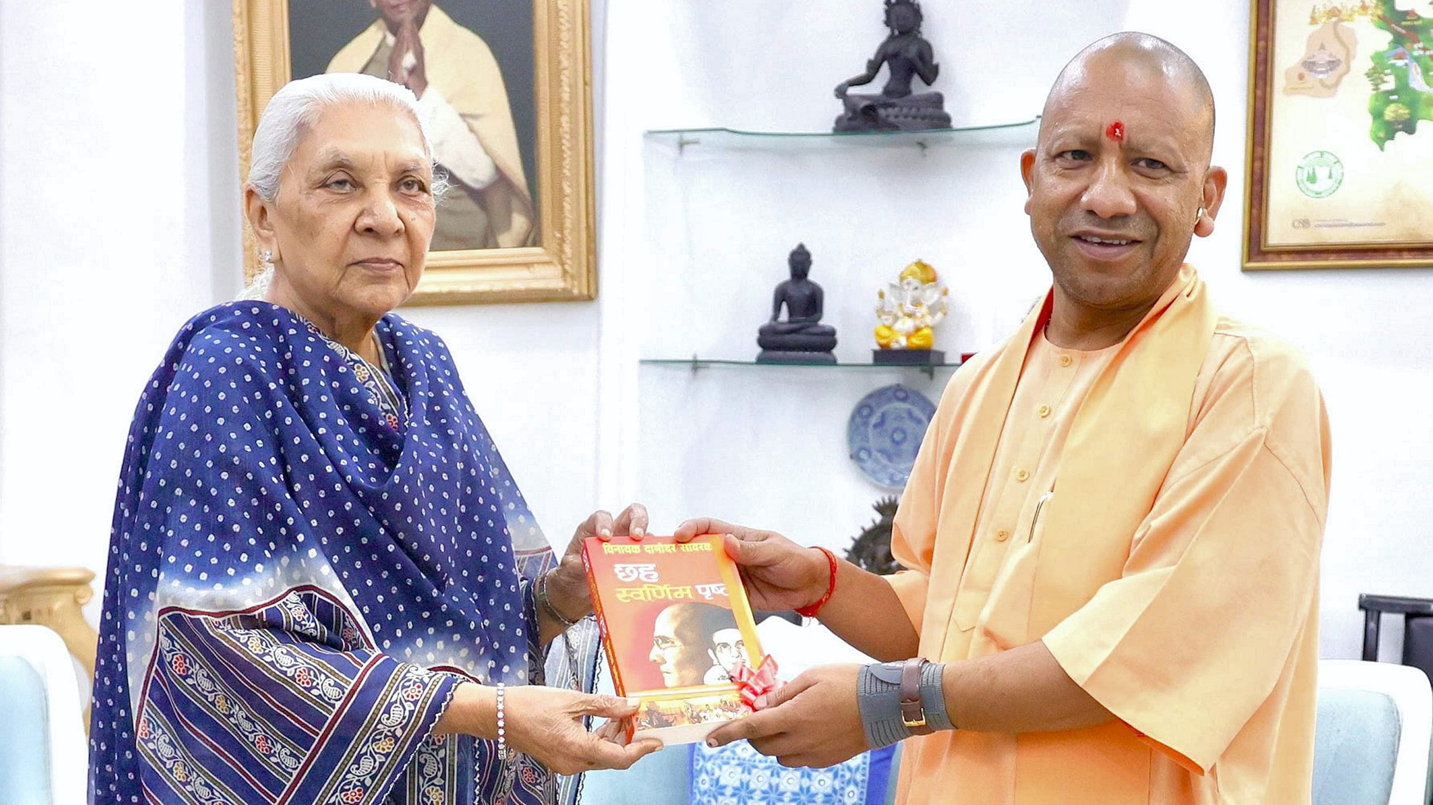 <div class="paragraphs"><p> Uttar Pradesh Chief Minister Yogi Adityanath meets Governor Anandiben Patel, at Raj Bhavan in Lucknow.</p></div>