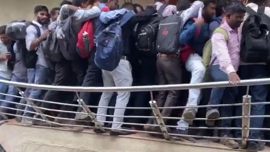 <div class="paragraphs"><p>Screengrab of hundreds of people lining up for a job interview leading to a stampede like situation in Gujarat’s Bharuc</p></div>