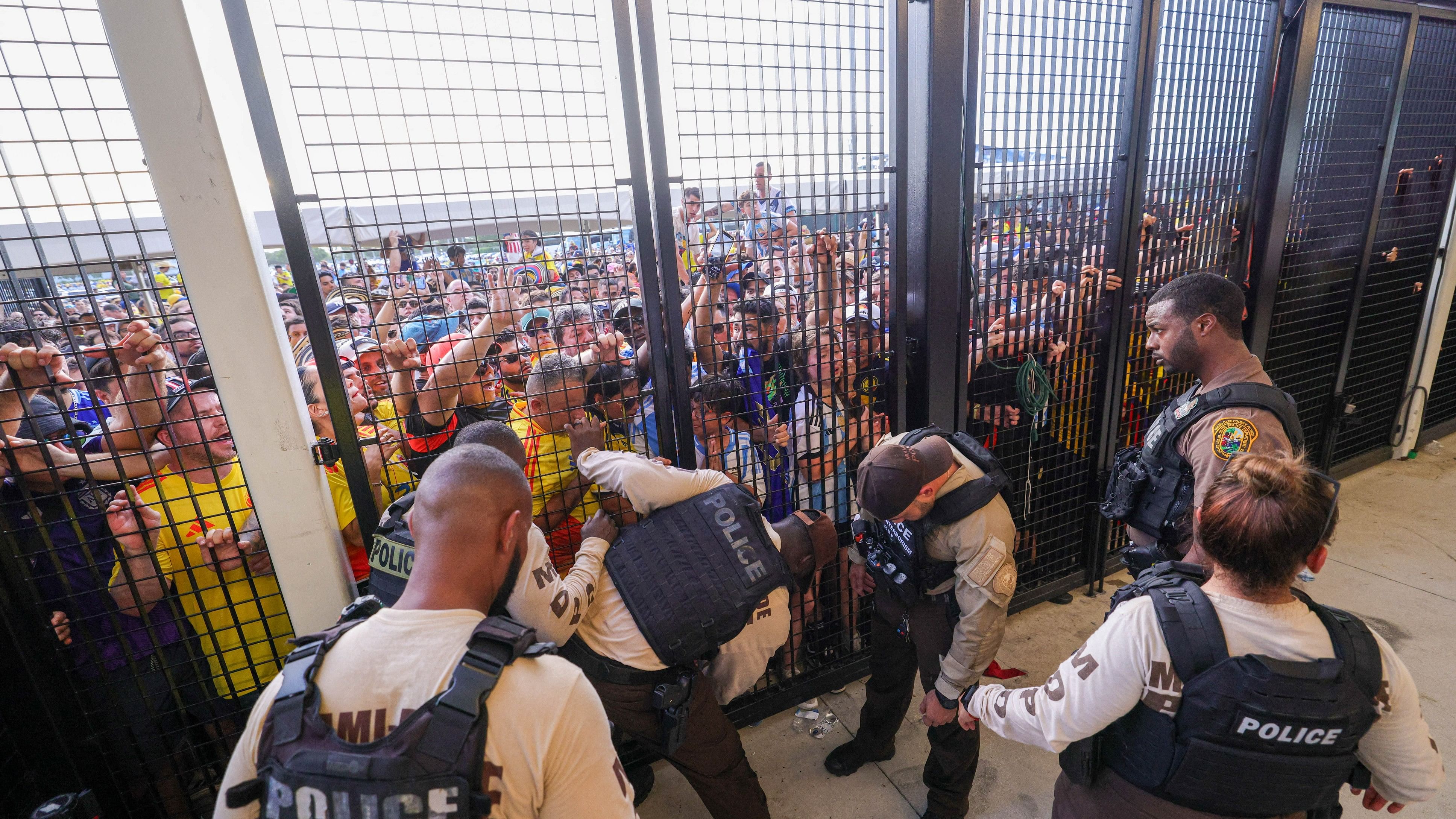 <div class="paragraphs"><p>Miami Dade police monitor gates before the Copa America final between Argentina and Colombia at Hard Rock Stadium, July 14, 2024.</p></div>