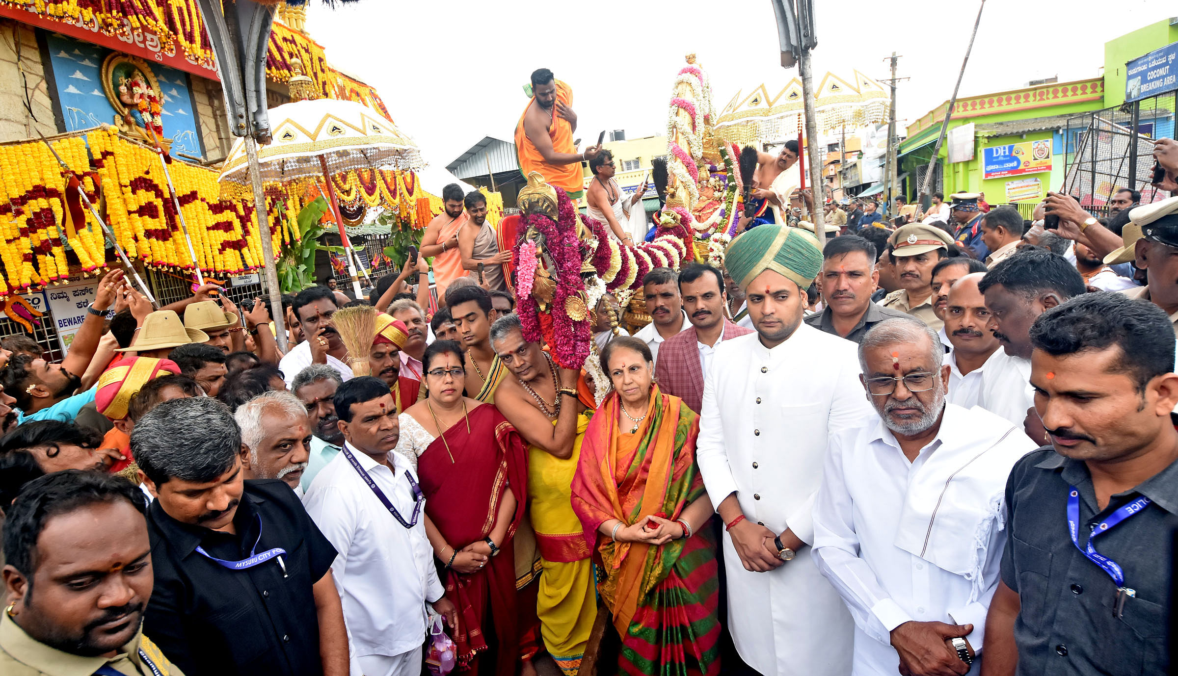 <div class="paragraphs"><p>Scion of erstwhile royal family of Mysuru and Mysore-Kodagu MP Yaduveer Krishnadatta Chamaraja Wadiyar launches Golden Palanquin Utsava of Goddess Sri Chamundeshwari Devi atop Chamundi hill.</p></div>