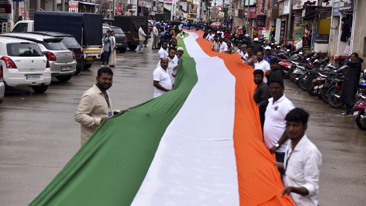 <div class="paragraphs"><p>People hold the Indian tricolour  on the 25th anniversary of the ‘Kargil Vijay Diwas'.</p></div>