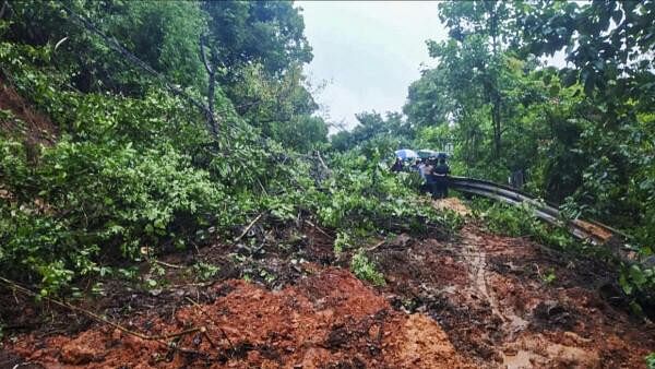 <div class="paragraphs"><p>Landslide disrupts traffic on Goa-Karnataka route</p></div>