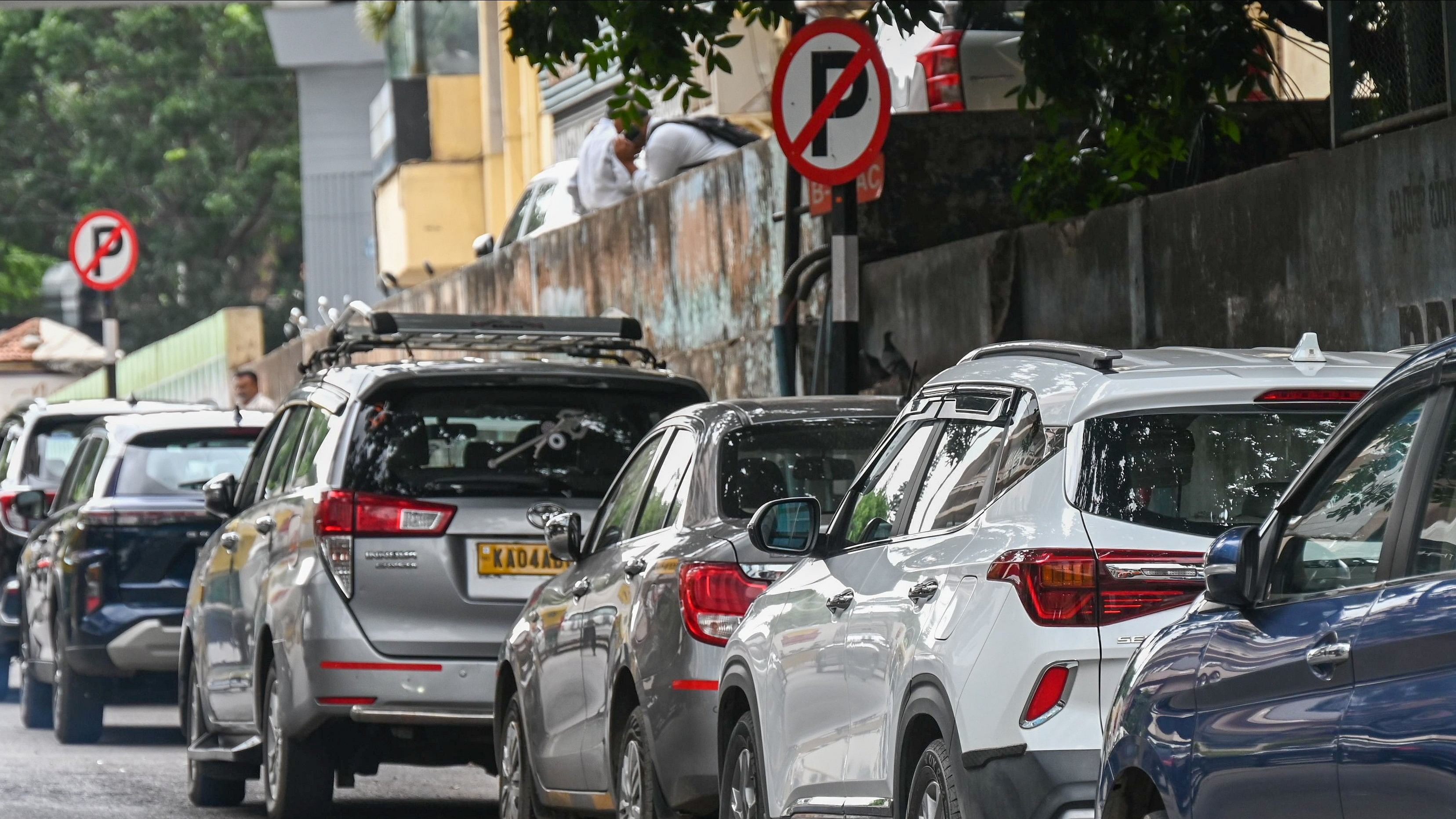 <div class="paragraphs"><p>Cars parked in a no parking zone.</p></div>