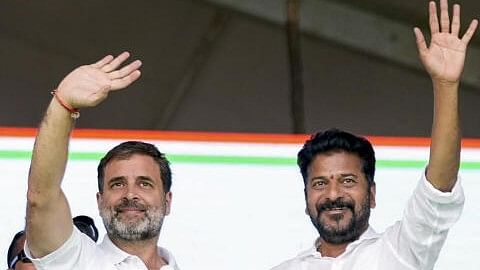 <div class="paragraphs"><p>Revanth Reddy (right) with Rahul Gandhi</p></div>