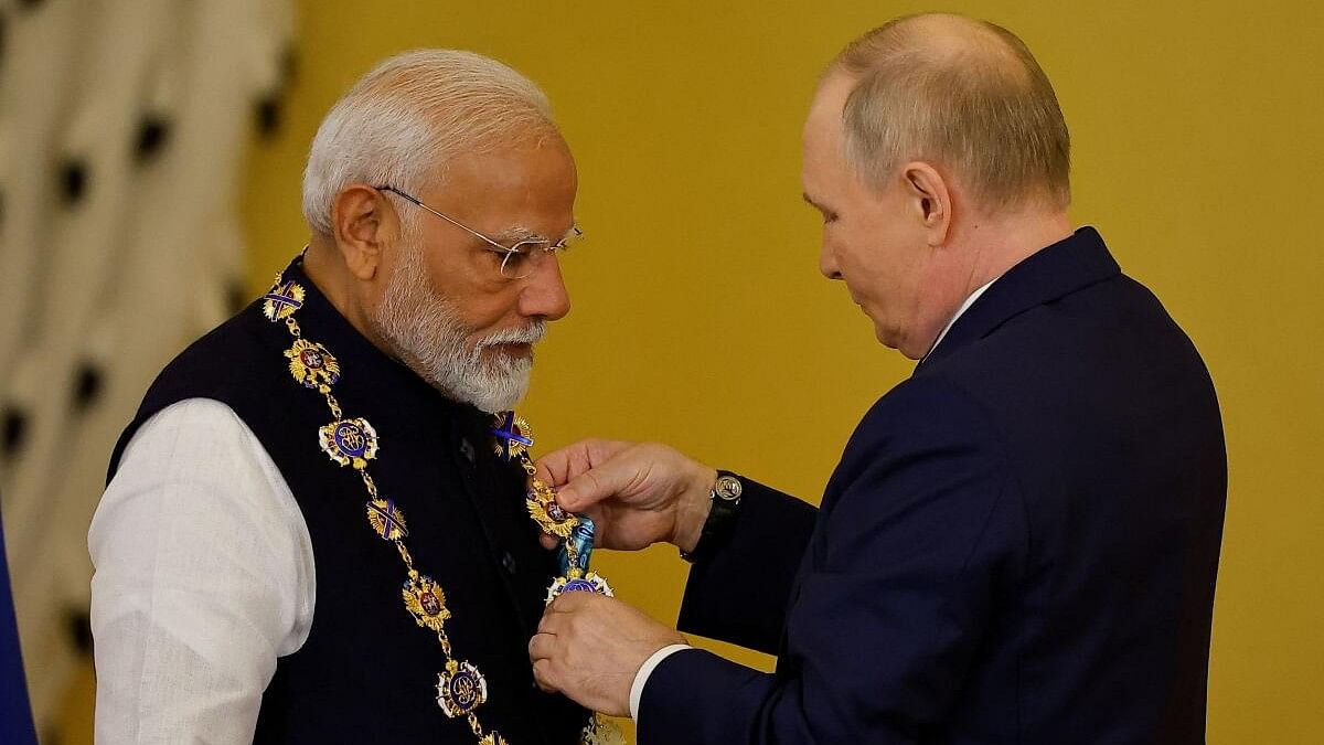 <div class="paragraphs"><p>Vladimir Putin awards Narendra Modi with the civilian honour in Kremlin.</p></div>