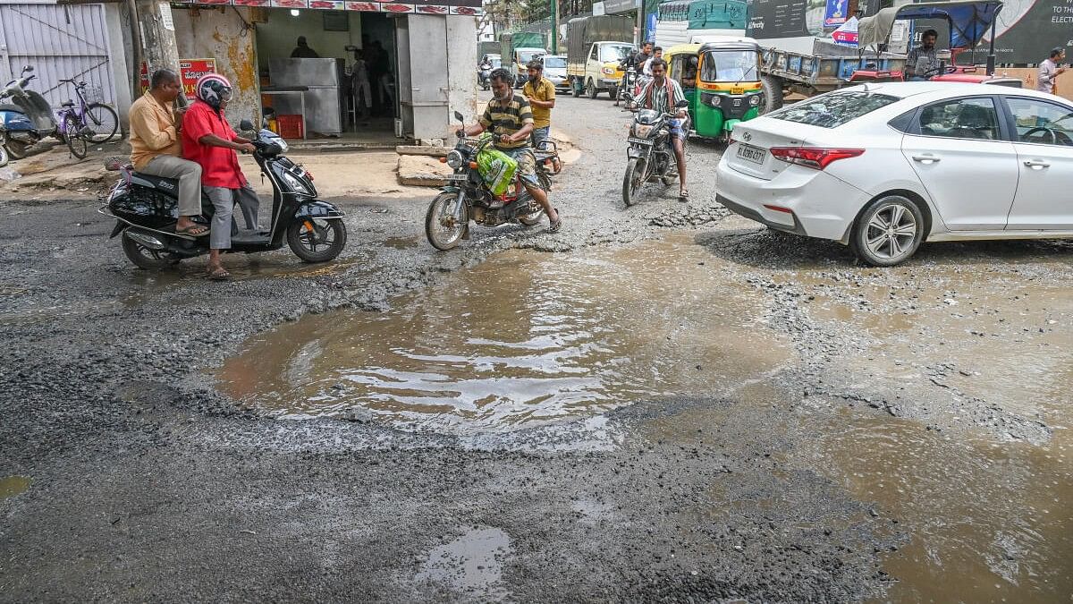 <div class="paragraphs"><p>Battered roads, poorly maintained dividers that are also without neon lights, and the absence of footpaths, streetlights and traffic signals for a stretch of about 10 km — except one on Muthanallur Cross — have made commuting in the area an ordeal.&nbsp;</p></div>