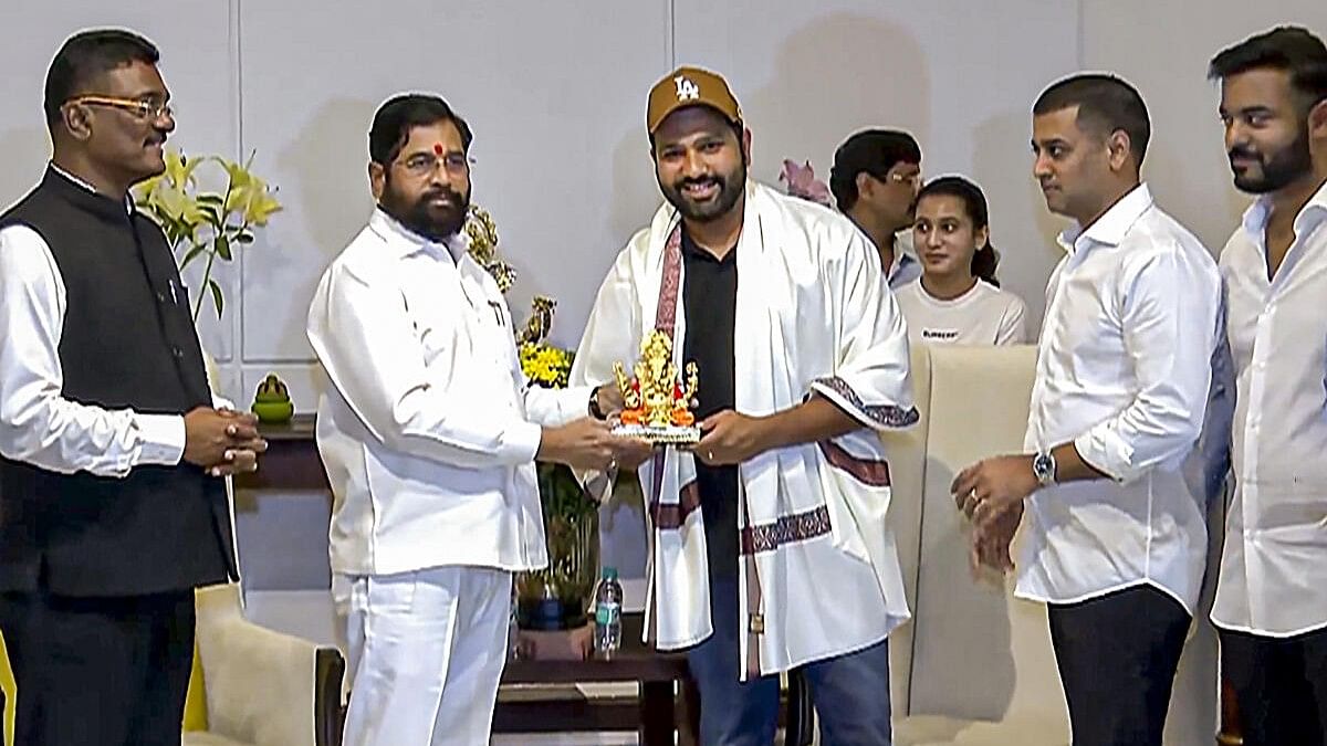 <div class="paragraphs"><p>Maharashtra Chief Minister Eknath Shinde felicitates Indian captain Rohit Sharma.&nbsp;</p></div>