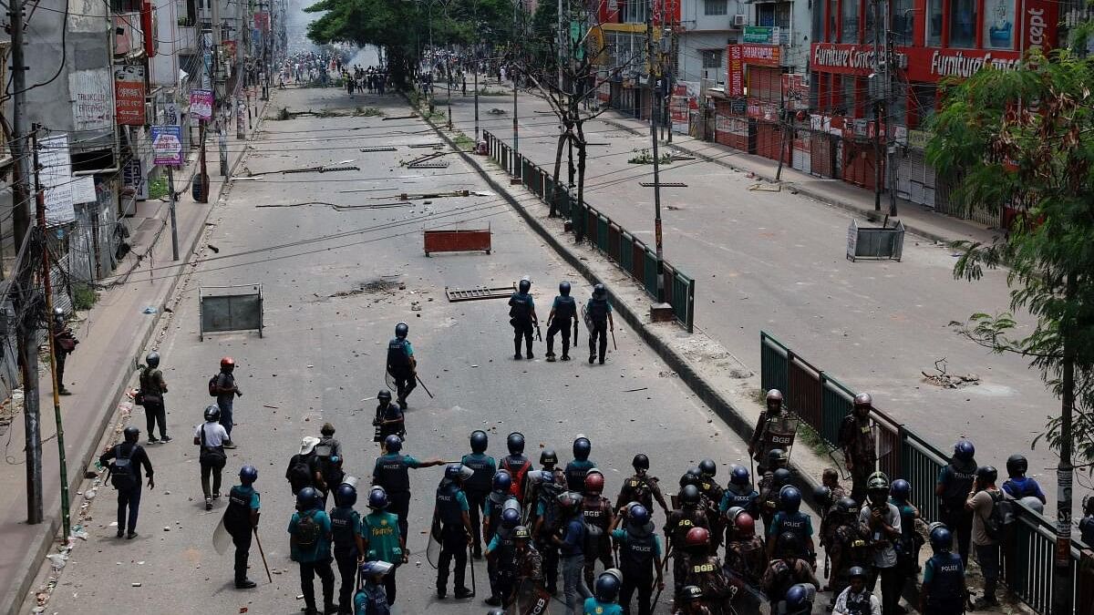 <div class="paragraphs"><p>Members of Border Guard Bangladesh (BGB) and the police work to control the protesters outside the state-owned Bangladesh Television. (Representative image)</p></div>