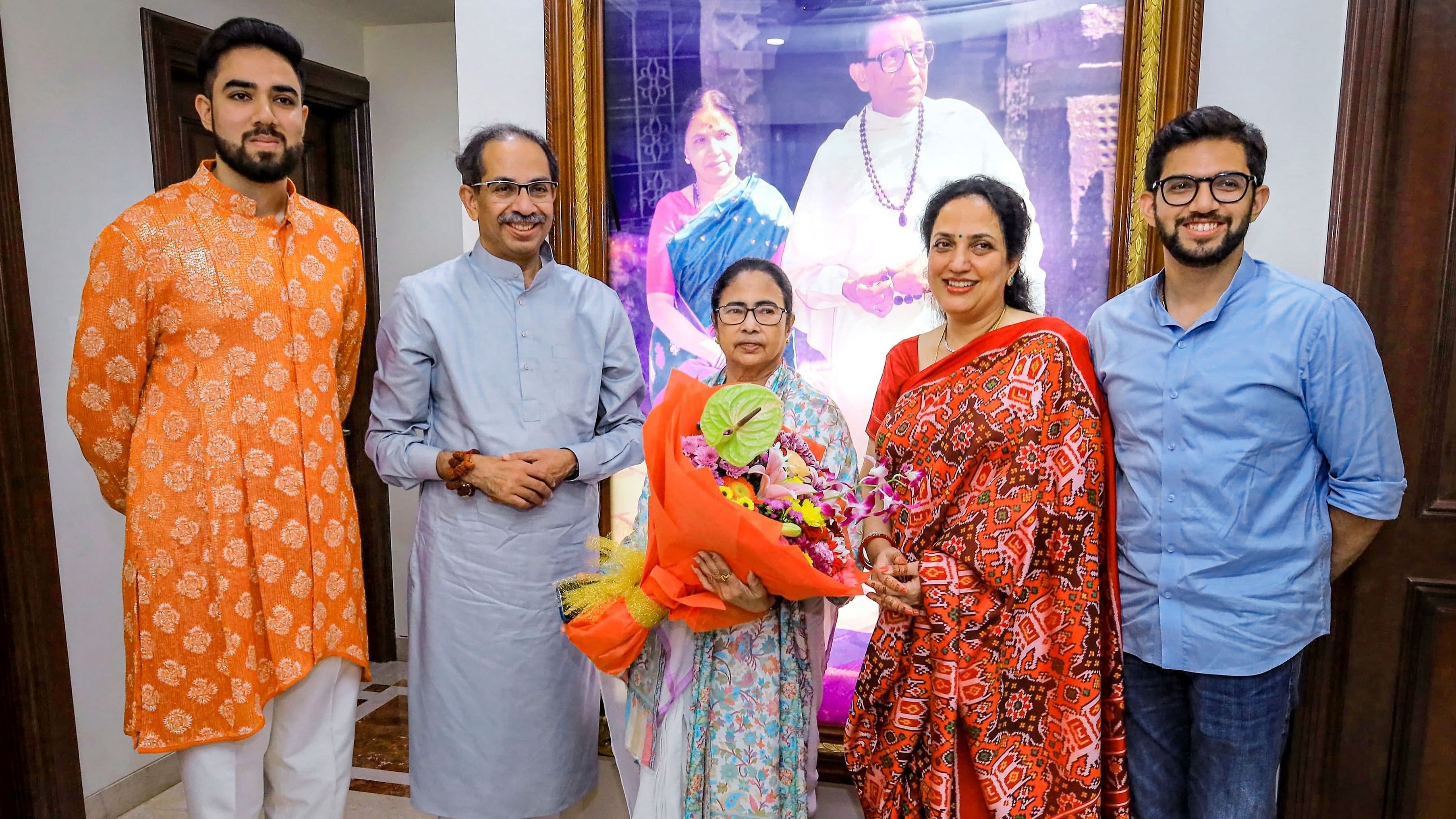 <div class="paragraphs"><p>West Bengal Chief Minister Mamata Banerjee meets Maharashtra chief minister Uddhav Thackeray at his residence, in Mumbai, Friday,</p></div>