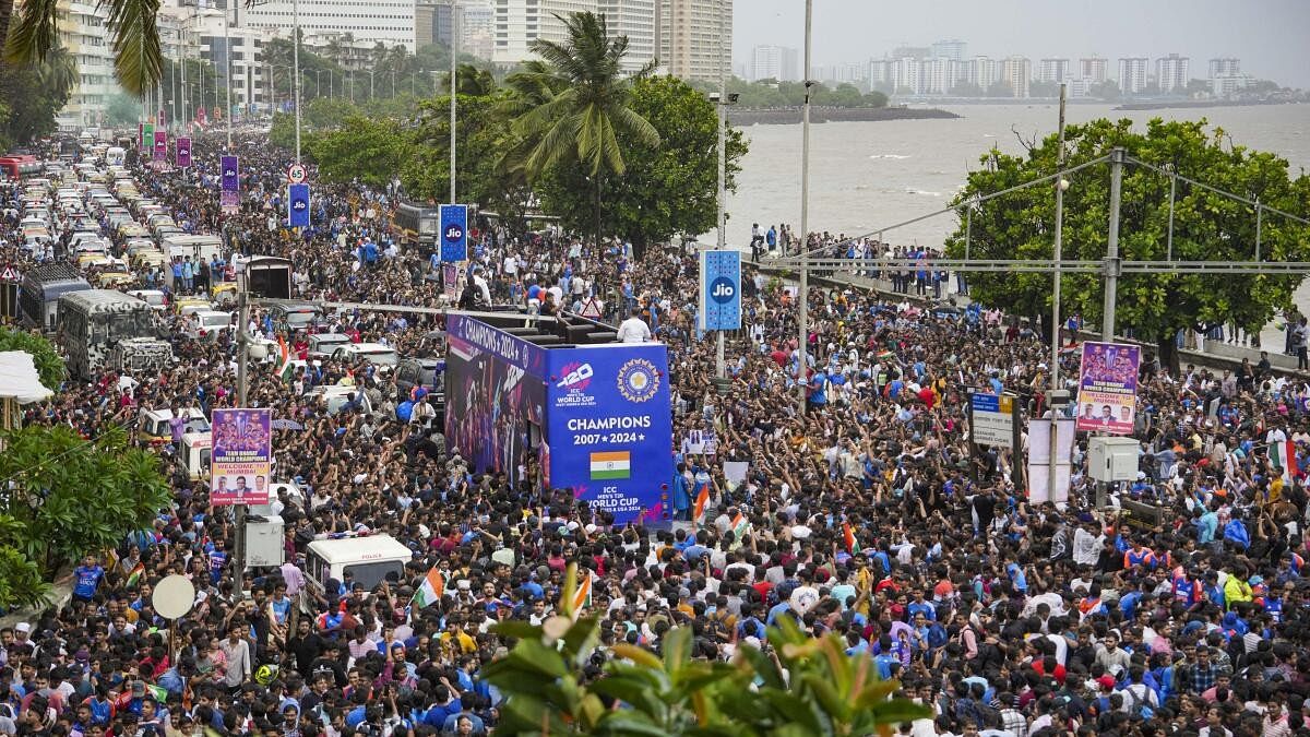 <div class="paragraphs"><p>Fans wait at the Marine Drive ahead of India's T20 World Cup-winning cricket team’s arrival for an open bus victory parade followed by a felicitation ceremony, in Mumbai.</p></div>