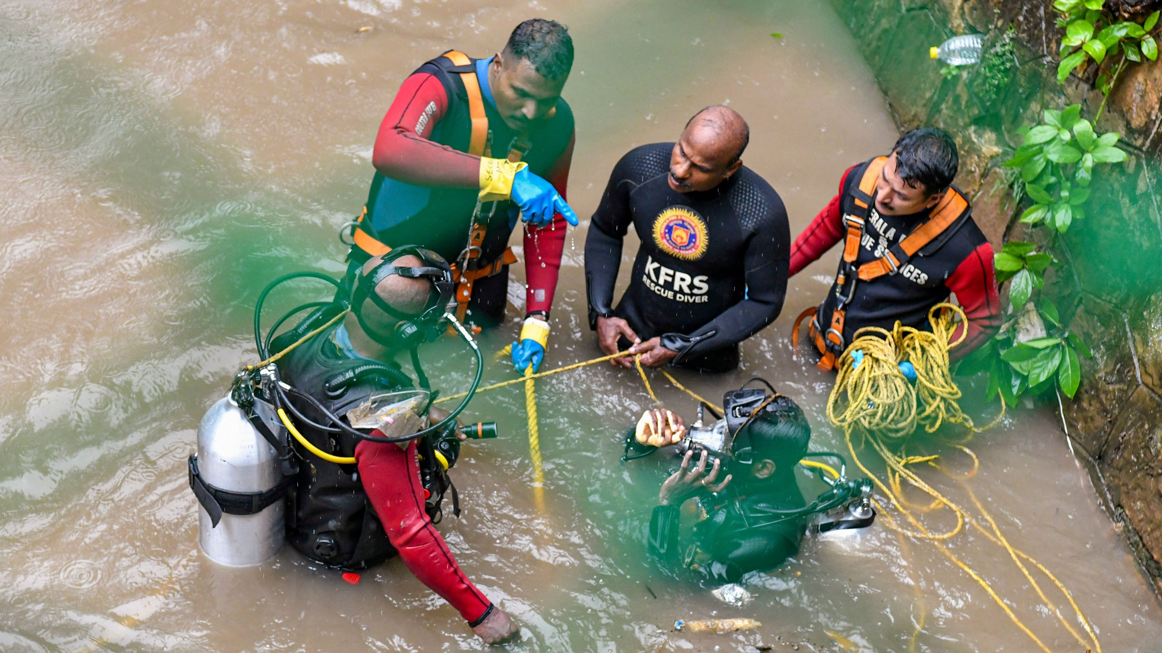 <div class="paragraphs"><p>Scuba diving team of the fire department conducts a search and rescue operation after a sanitation worker went missing inside the Amayizhanjan canal in Thiruvananthapuram on Saturday, July 13, 2024. </p></div>