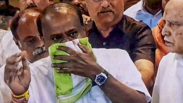 <div class="paragraphs"><p>Union Minister and JD (S) leader HD Kumaraswamy seen covering his nose during a press conference, in Bengaluru, Sunday.&nbsp;</p></div>