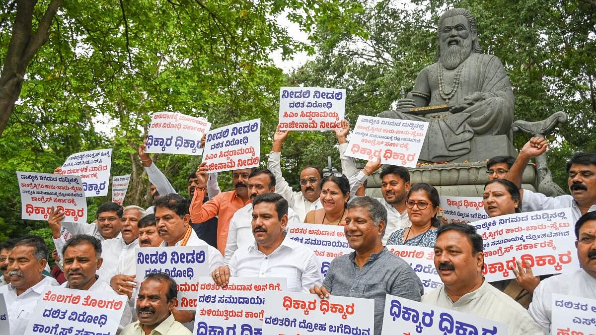 <div class="paragraphs"><p>After holding an agitation at the Freedom Park in the morning, the BJP leaders and their supporters took to the streets and moved towards the Vidhana Soudha.</p></div>