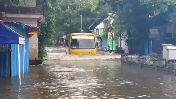 <div class="paragraphs"><p>A bus moves on a flooded road following heavy rainfall in Mumbai</p></div>