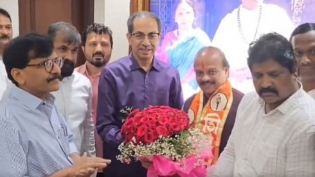 <div class="paragraphs"><p>Vasant More with Shiv Sena leader Uddhav Thackeray.&nbsp;</p></div>