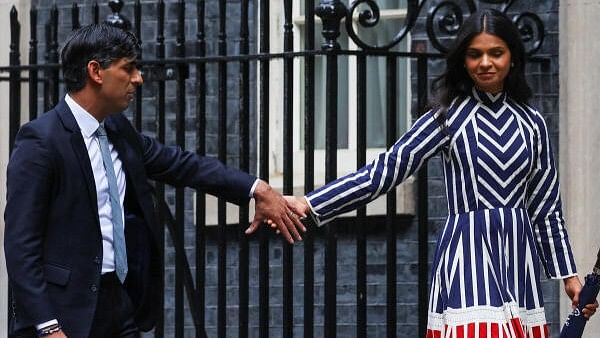 <div class="paragraphs"><p>Outgoing British Prime Minister Rishi Sunak holds hands with his wife Akshata Murty, as they leave Number 10 Downing Street, after delivering a speech, following the results of the elections, in London, Britain, July 5, 2024.</p></div>