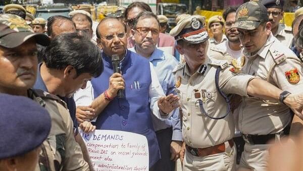 <div class="paragraphs"><p>Delhi Lt. Governor V.K. Saxena speaks with students protesting at Old Rajinder Nagar area, after three civil services aspirants died at a coaching centre due to drowning</p></div>