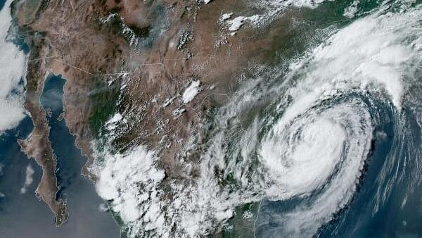 <div class="paragraphs"><p>Tropical Storm Beryl approaches the Texas coast.</p></div>