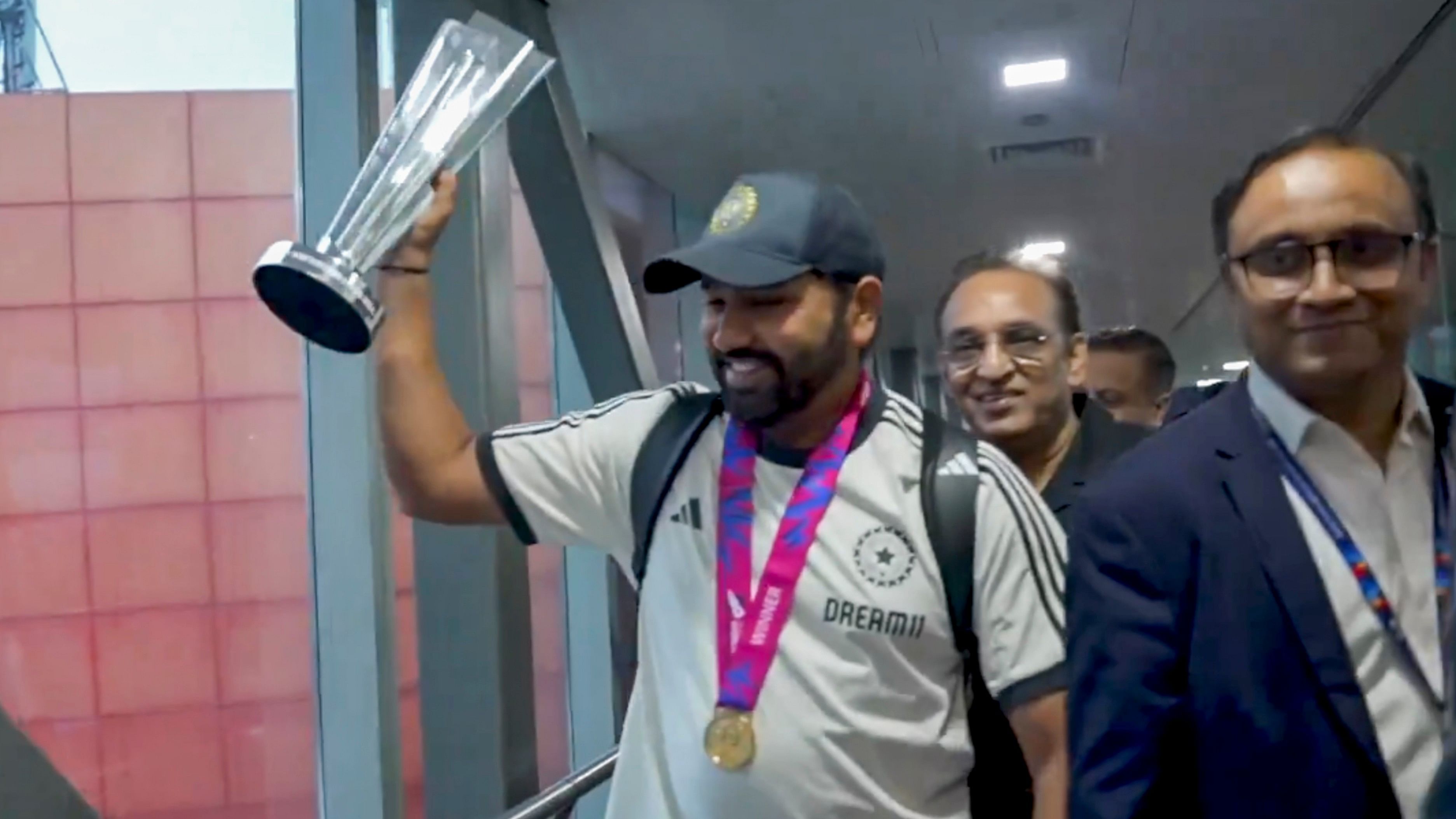 <div class="paragraphs"><p>Indian cricket team captain Rohit Sharma shows the World Cup Trophy on his arrival at New Delhi airport.</p></div>