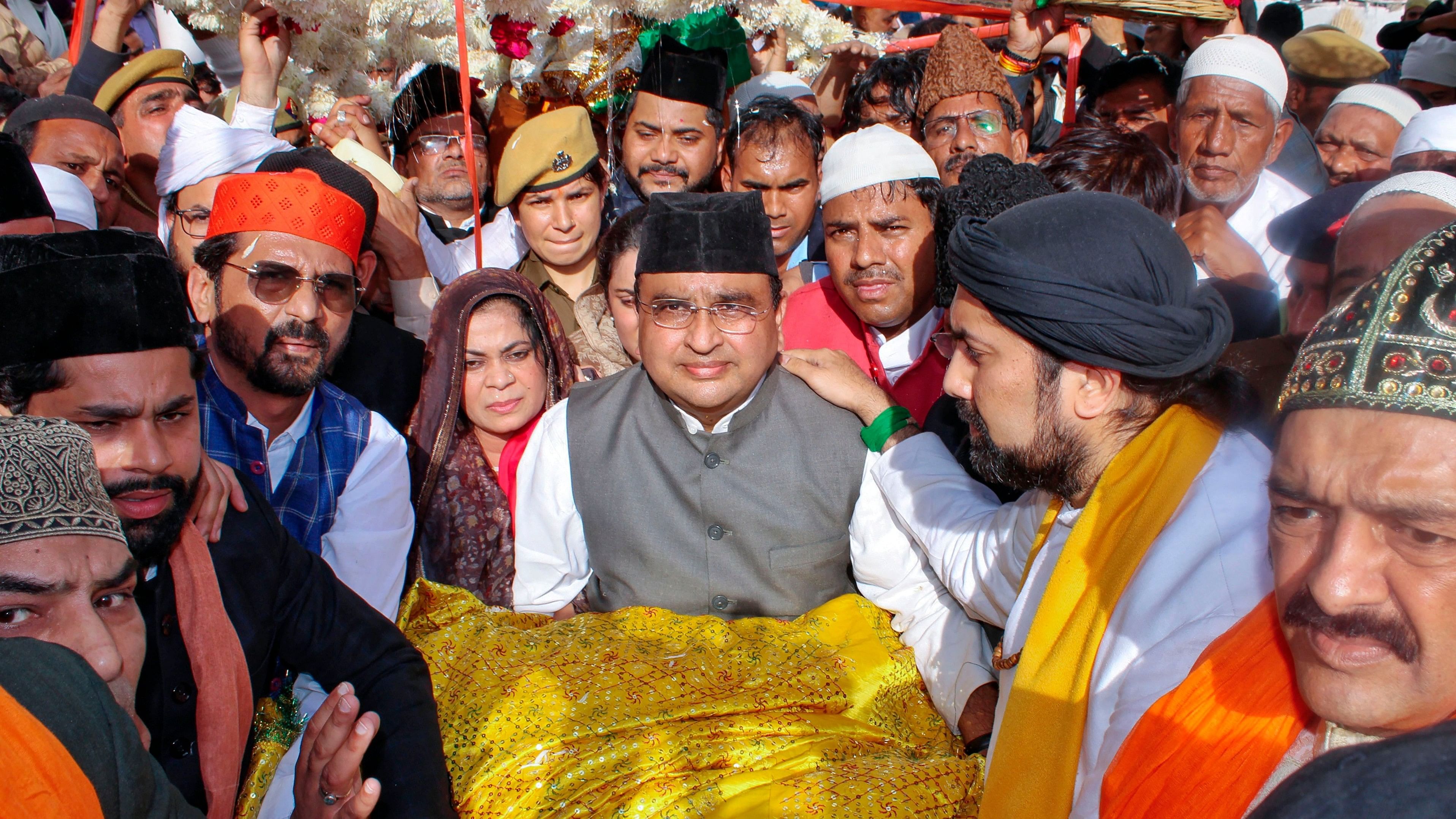 <div class="paragraphs"><p>Jamal Siddiqui, National President of Bharatiya Janata Party Minority Front, presents a 'chadar' on behalf of Prime Minister Narendra Modi, at the Dargah of Khwaja Moinuddin Chishti in Ajmer, Saturday, Jan. 13, 2024. </p></div>