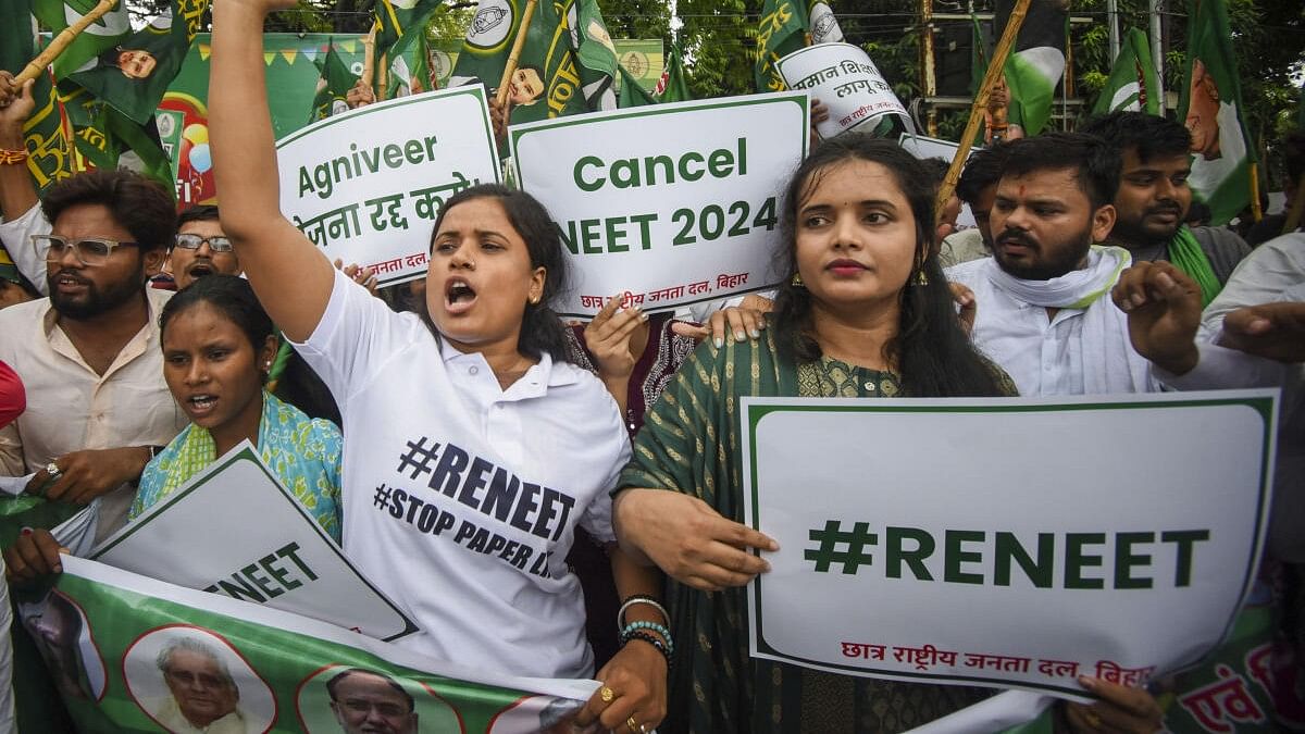 <div class="paragraphs"><p>Rashtriya Janata Dal (RJD) student wing members during a protest march to Raj Bhawan over alleged irregularities in NEET exam, in Patna.</p></div>